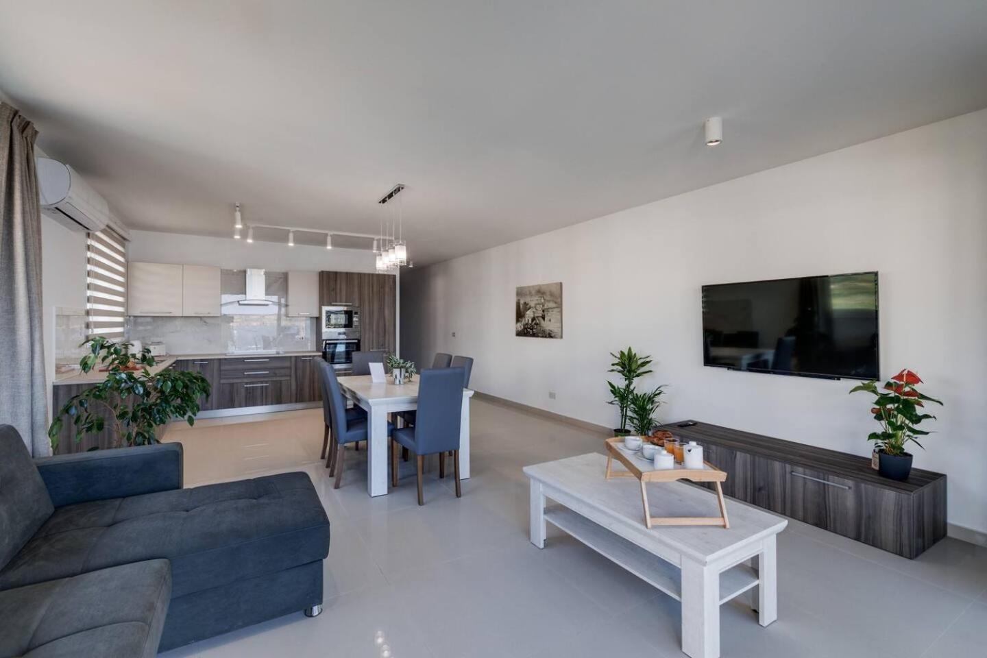 9Ten11 Seafront By Homely Mellieha Exterior photo